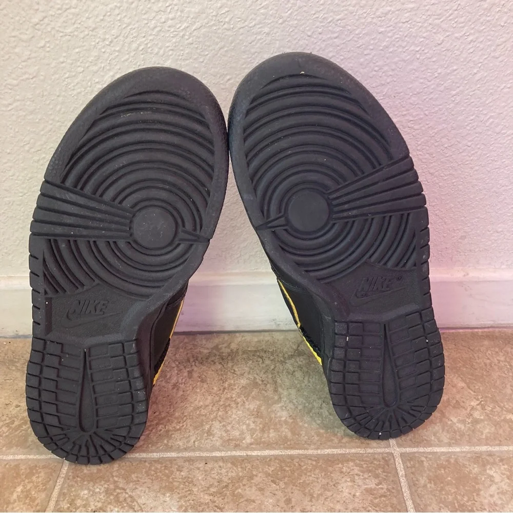 Nike Low Top Size 6.5Y Black & Yellow